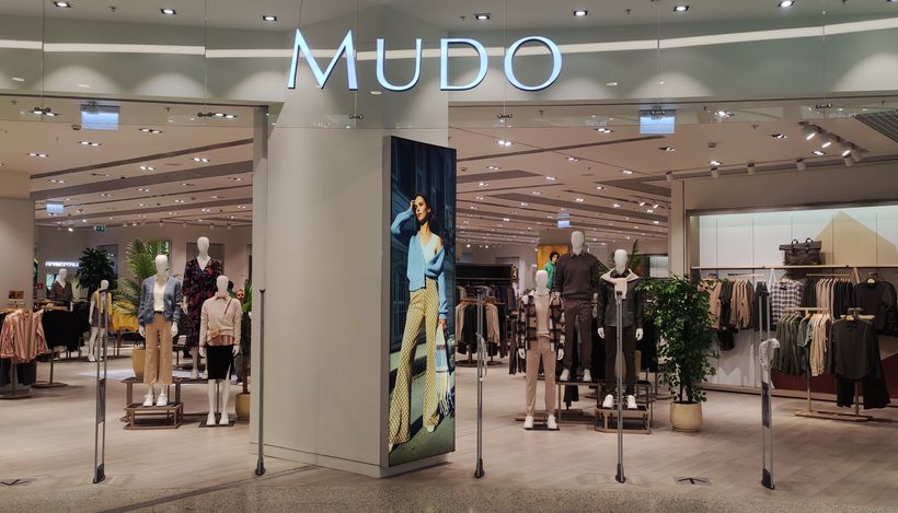 Витрина магазина Mudo в Стамбуле — мужская и женская коллекции